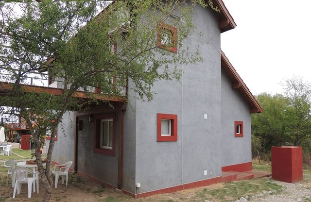 Duplex entre algarrobos y vegetación autóctona de Merlo