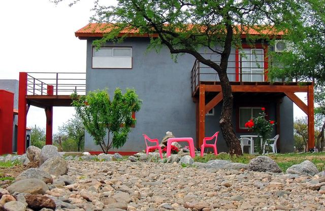 Galería exterior con mesa y sillas frente al duplex