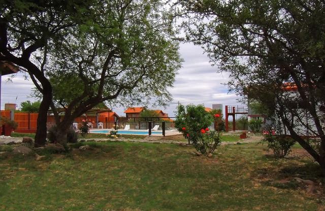 Jardín con vista a la piscina y a las sierras