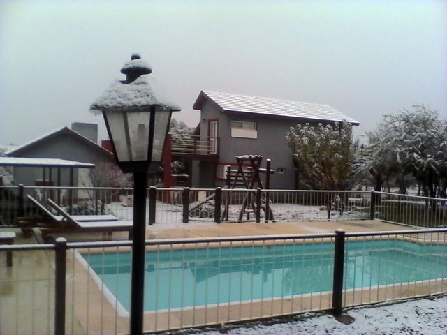 Farol y piscina bajo la nieve en Merlo