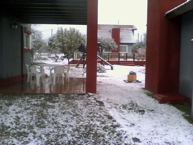 Galería y mesas del complejo durante una nevada