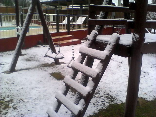 Detalle de las hamacas cubiertas de nieve