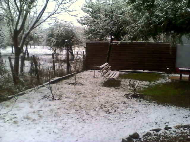 Parque completamente nevado durante el invierno serrano