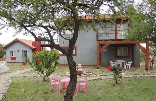Parque con arboleda nativa y mesas al aire libre