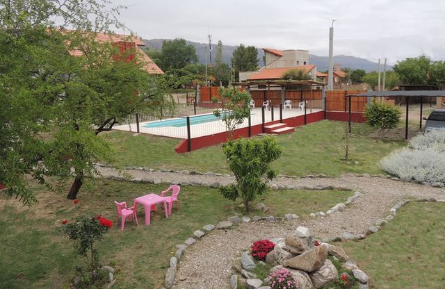 Juegos infantiles en el parque del duplex apart